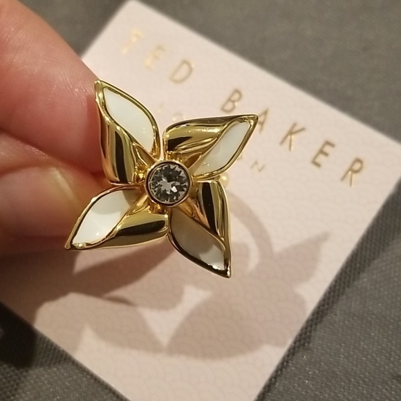 💕TED BAKER LONDON💕 Kinzaa Gold White Enamel Breeze Ring Medium/Large NWT - Picture 6 of 7